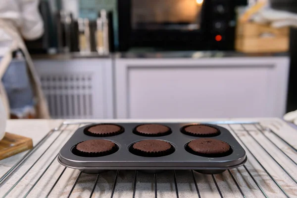 Processo Cozinhar Delicioso Bolo Caseiro Cupcake Halloween Mulher Preparando Misturando — Fotografia de Stock