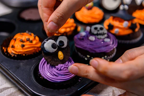 Cucinare Deliziosa Torta Fatta Casa Decorare Cupcake Halloween Festivo Preparare — Foto Stock