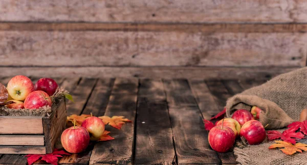 木製の箱に有機熟した赤いリンゴ 秋にはトウモロコシの収穫があります 木のテーブルの背景を持つ新鮮な果物 — ストック写真