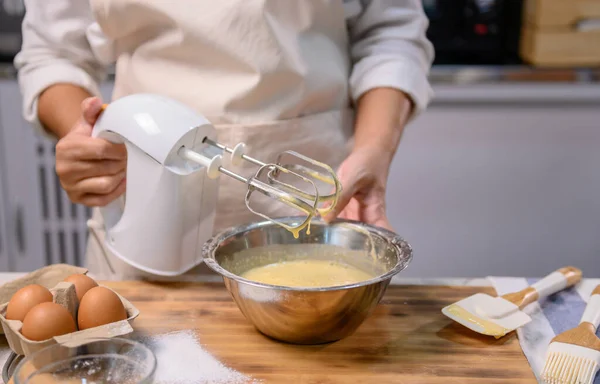 Proceso Cocinar Delicioso Pastel Casero Mujer Preparando Mezclando Ingredientes Para — Foto de Stock