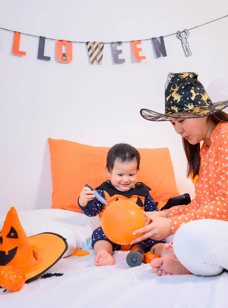 Ibu Dengan Anak Perempuan Berkostum Untuk Merayakan Halloween Rumah Anak — Stok Foto
