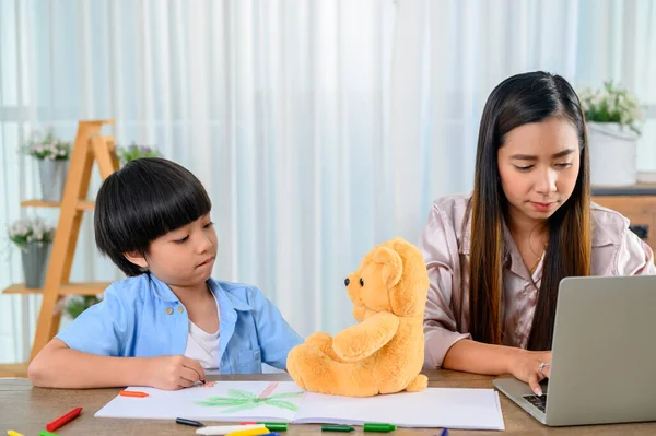 Ibu Asia Bekerja Sama Dengan Anak Laki Laki Ibu Dan — Stok Foto