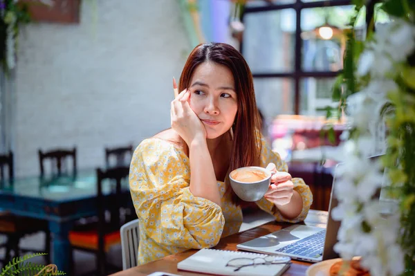 Asiatica Donna Affari Online Che Lavora Nel Caffè Stile Vita — Foto Stock