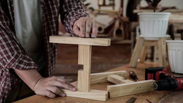 Homem Estilo Vida Diário Casa Woodworking Prateleira Madeira Potenciômetro Planta — Fotografia de Stock