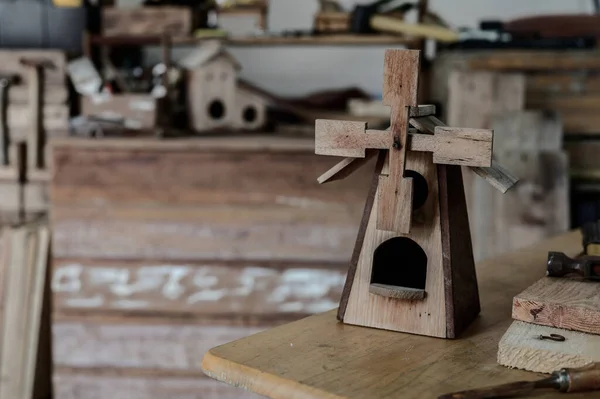 Der Lebensstil Des Menschen Hause Holzbearbeitung Und Diy Vintage Vogelhaus — Stockfoto