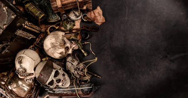 İnsan kafataslı bir korsan. Hazine sandığı ve altın. Keşif ekipmanları ve kayıp servet kaşifi..