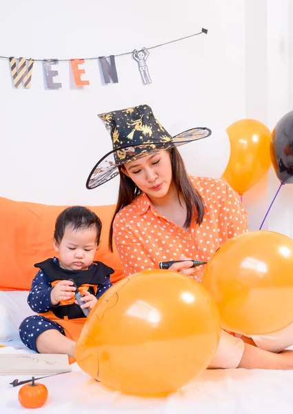 Ibu Dengan Anak Perempuan Berkostum Untuk Merayakan Halloween Rumah Anak — Stok Foto