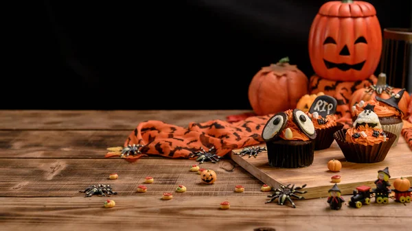Koken Heerlijke Zelfgemaakte Taart Versieren Cupcake Voor Halloween Feestelijk Zoet — Stockfoto