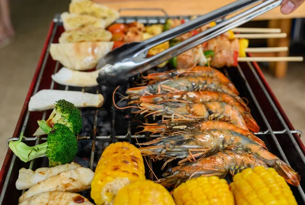 Rillen Barbecuefeestje Thuis Bakken Bbq Varkensvlees Rundvlees Kip Zeevruchten Groenten — Stockfoto