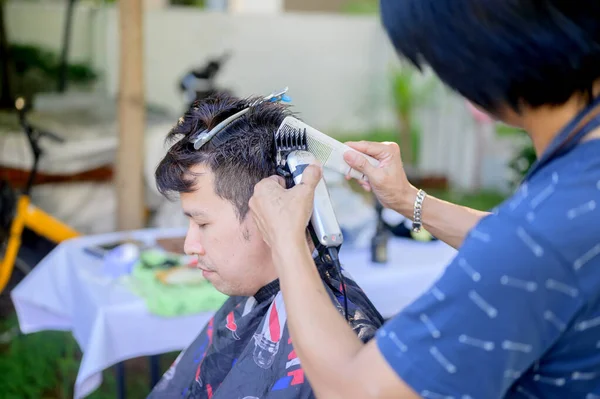 Homem Asiático Fazendo Corte Cabelo Negócios Salão Casa Barbearia Livre — Fotografia de Stock