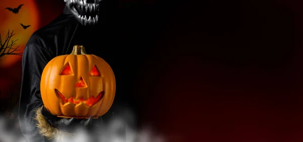 Wilkołak Lub Zombie Trzymający Ducha Dyni Halloween Czarny Backgournd Kopią — Zdjęcie stockowe