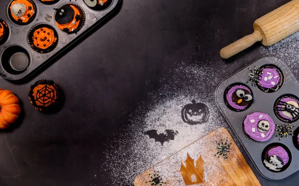 Koken Heerlijke Zelfgemaakte Taart Versieren Cupcake Voor Halloween Feestelijk Bereiding — Stockfoto