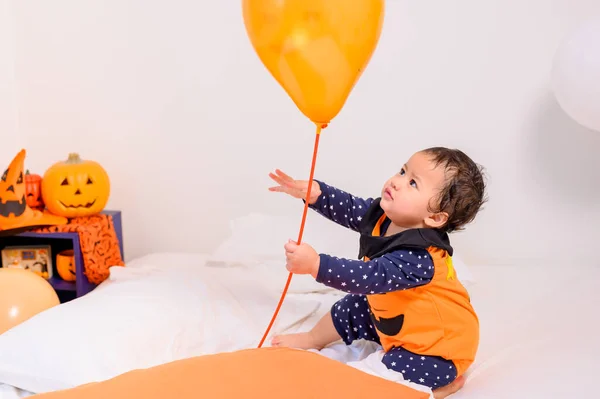 自宅でハロウィン祭りのための子供の衣装 秋と秋の寝室の装飾家族のお祝い — ストック写真