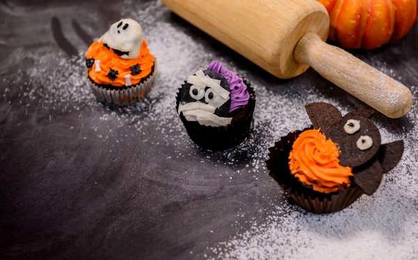 Gotowanie Pyszne Domowe Ciasto Udekorować Babeczkę Halloween Uroczysty Przygotowanie Mieszanie — Zdjęcie stockowe