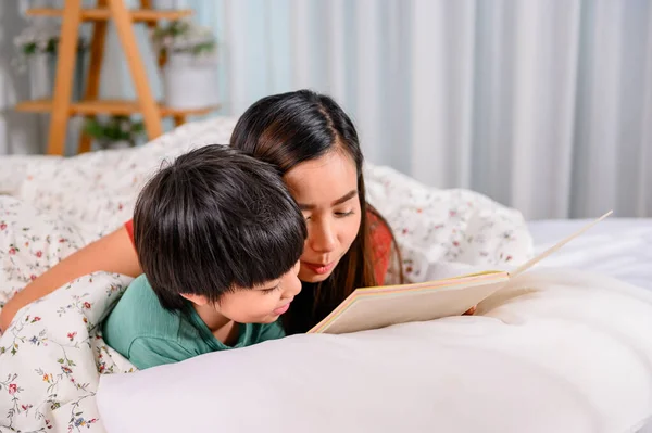 Asian Mother Work Home Together Son Mom Kid Reading Fairy — Stock Photo, Image