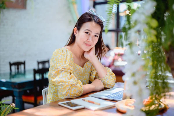 Pengusaha Wanita Asia Online Bekerja Kafe Gaya Hidup Wanita Thailand — Stok Foto