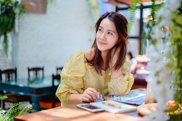Pengusaha Wanita Asia Online Bekerja Kafe Gaya Hidup Wanita Thailand — Stok Foto
