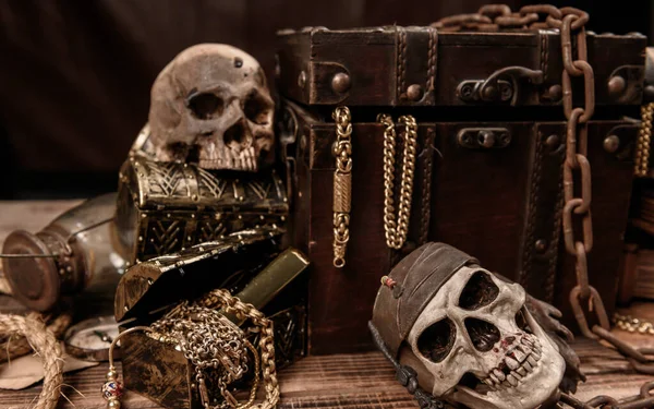 人間の頭蓋骨の海賊 宝箱と金 消え失せる富のための発見装置と探検 ロイヤリティフリーのストック写真