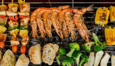 Rill ve Barbekü partisi evde. Domuz eti, sığır eti, tavuk, deniz ürünleri ve sebze pişiriyorum. Aile hayatı ve açık hava aktiviteleri..