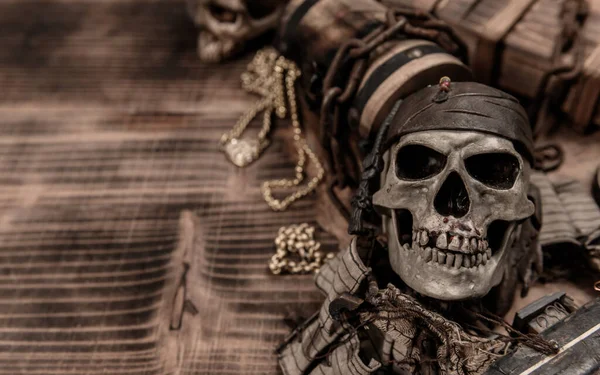 有人类头骨的海盗宝箱和黄金失踪财产的发现设备和探险家 — 图库照片