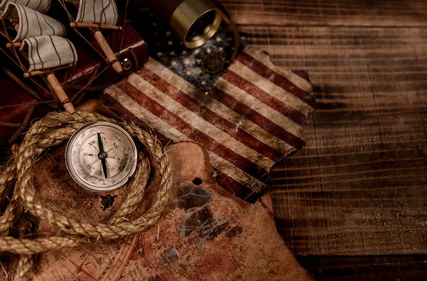 Columbus Günü geçmişi. Harita ve eski ekipmanların keşfi. Ekim 'de Amerika' nın Keşfi ve Tarihi.