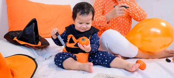 Ibu Dengan Anak Perempuan Berkostum Untuk Merayakan Halloween Rumah Anak — Stok Foto