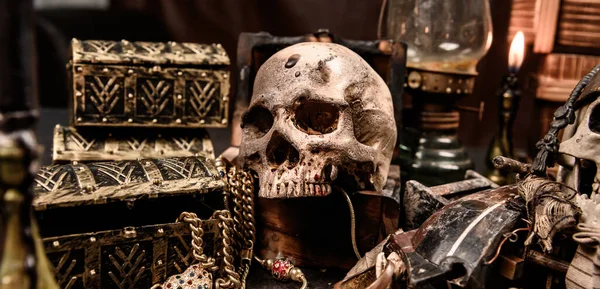 有人类头骨的海盗宝箱和黄金失踪财产的发现设备和探险家 — 图库照片