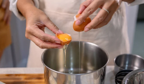 Proceso Cocinar Delicioso Pastel Casero Mujer Preparando Mezclando Ingredientes Para — Foto de Stock