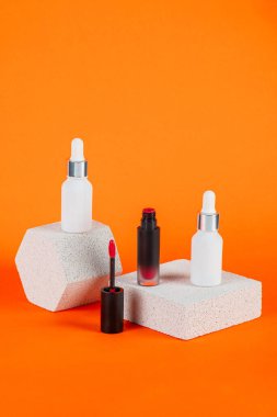 Krem veya losyon için plastik beyaz tüp. Cilt bakımı ya da turuncu arka planda şık dekorlu güneş kremi..