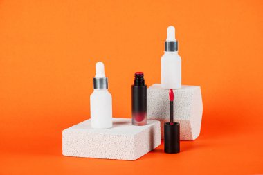 Krem veya losyon için plastik beyaz tüp. Cilt bakımı ya da turuncu arka planda şık dekorlu güneş kremi..