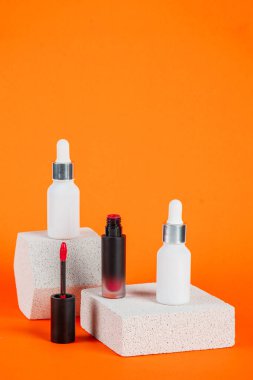 Krem veya losyon için plastik beyaz tüp. Cilt bakımı ya da turuncu arka planda şık dekorlu güneş kremi..