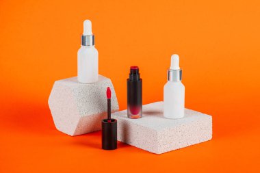 Krem veya losyon için plastik beyaz tüp. Cilt bakımı ya da turuncu arka planda şık dekorlu güneş kremi..