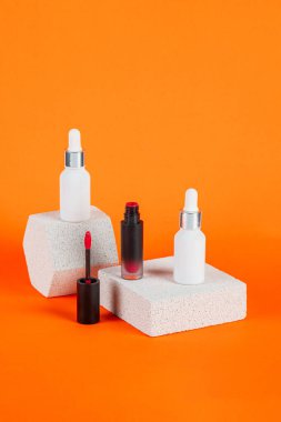 Krem veya losyon için plastik beyaz tüp. Cilt bakımı ya da turuncu arka planda şık dekorlu güneş kremi..