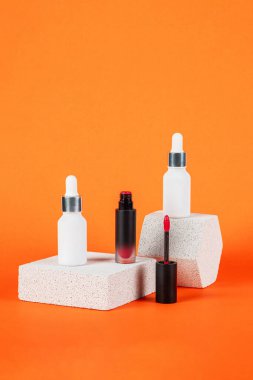 Krem veya losyon için plastik beyaz tüp. Cilt bakımı ya da turuncu arka planda şık dekorlu güneş kremi..