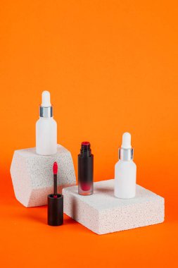 Krem veya losyon için plastik beyaz tüp. Cilt bakımı ya da turuncu arka planda şık dekorlu güneş kremi..