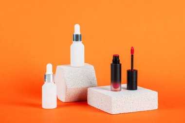 Krem veya losyon için plastik beyaz tüp. Cilt bakımı ya da turuncu arka planda şık dekorlu güneş kremi..