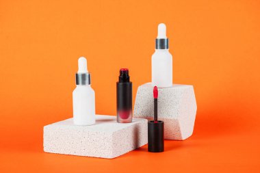 Krem veya losyon için plastik beyaz tüp. Cilt bakımı ya da turuncu arka planda şık dekorlu güneş kremi..