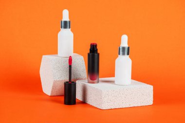 Krem veya losyon için plastik beyaz tüp. Cilt bakımı ya da turuncu arka planda şık dekorlu güneş kremi..