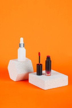 Krem veya losyon için plastik beyaz tüp. Cilt bakımı ya da turuncu arka planda şık dekorlu güneş kremi..