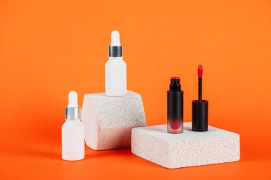 Krem veya losyon için plastik beyaz tüp. Cilt bakımı ya da turuncu arka planda şık dekorlu güneş kremi..