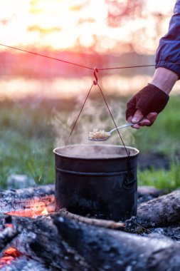 Gün batımında ormandaki tehlikede pot kaynar Turizm