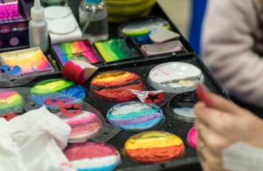 Sporseverler yüze uygulamak için gölgeler