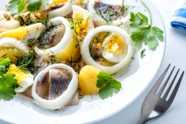 Ringa balığı, yumurta ve baharatları ile patates