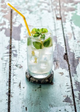 Yaz nane, limon ve buz ile kokteyl