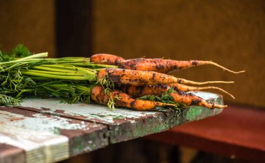 Bir yarasa-ağaç ahşap bir eski masa üzerinde taze havuç