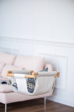 Odaya asılı bebek sallanır