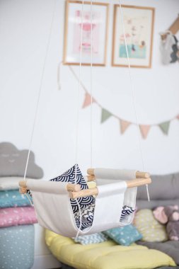 Odaya asılı bebek sallanır