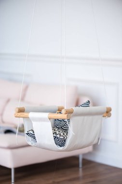 Odaya asılı bebek sallanır