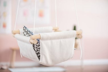 Odaya asılı bebek sallanır