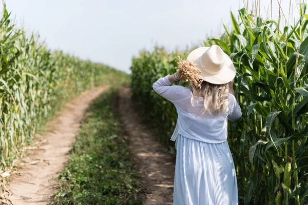 Una Ragazza Con Cappello Paglia Cammina Nel Campo Grano — Foto Stock